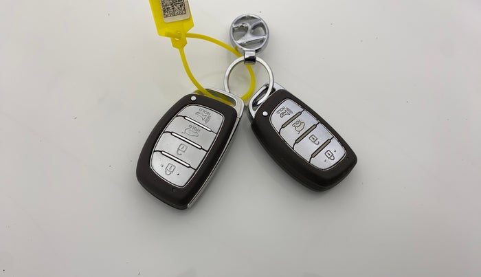 2021 Hyundai NEW I20 ASTA (O) 1.0 TURBO GDI DCT, Petrol, Automatic, 27,728 km, Key Close Up