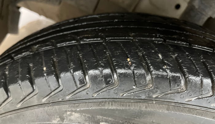 2016 Renault Kwid RXT 1.0, Petrol, Manual, 58,566 km, Left Front Tyre Tread