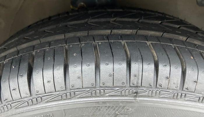 2017 Maruti Celerio ZXI D, Petrol, Manual, 65,970 km, Right Front Tyre Tread