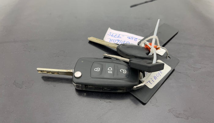 2023 Tata Tiago XT PETROL, Petrol, Manual, 31,687 km, Key Close Up