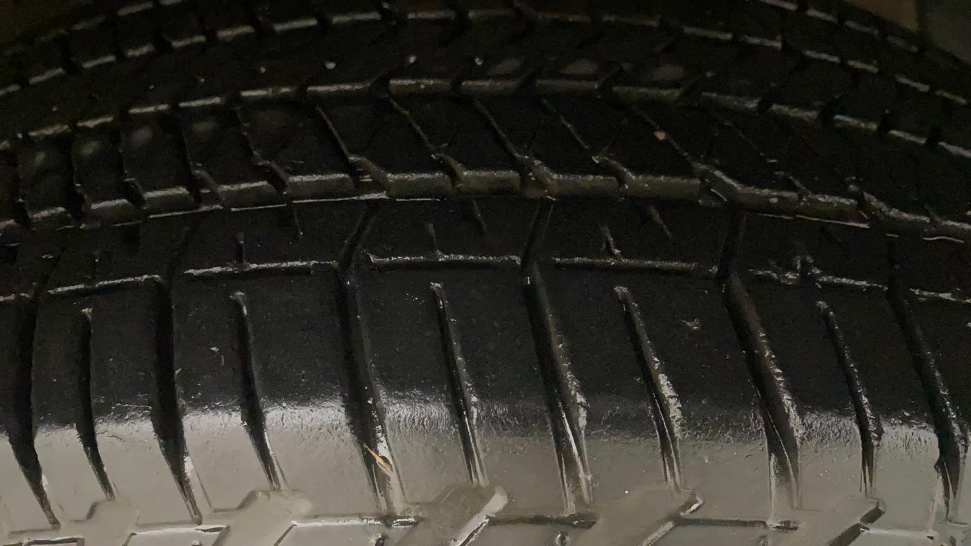 2016 Mahindra XUV500 W4, Diesel, Manual, 1,26,743 km, Right Front Tyre Tread