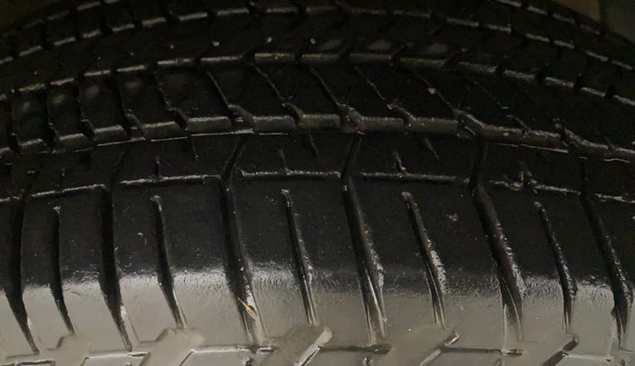 2016 Mahindra XUV500 W4, Diesel, Manual, 1,26,731 km, Right Front Tyre Tread