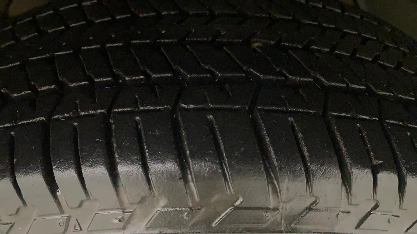 2016 Mahindra XUV500 W4, Diesel, Manual, 1,26,743 km, Left Front Tyre Tread