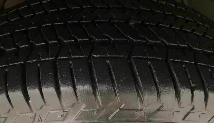 2016 Mahindra XUV500 W4, Diesel, Manual, 1,26,731 km, Left Front Tyre Tread