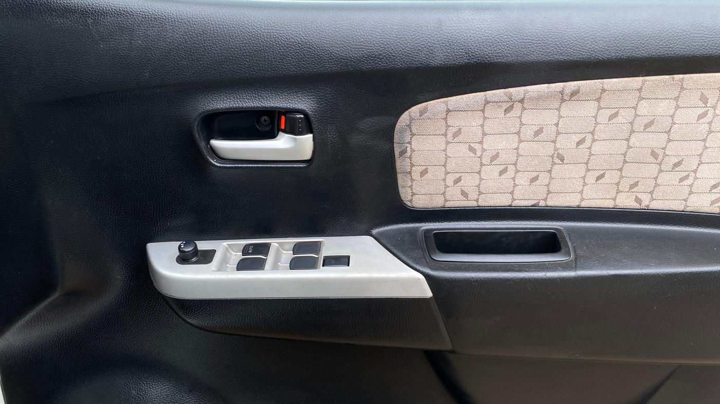 2016 Maruti Wagon R 1.0 VXI, CNG, Manual, 79,251 km, Driver Side Door Panels Control