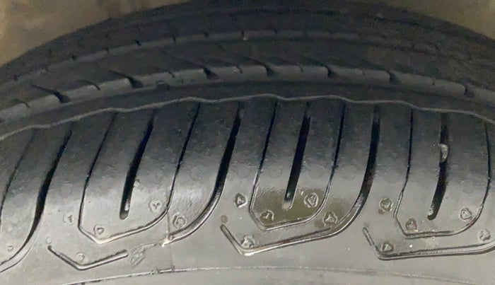 2011 Toyota Etios VX, Petrol, Manual, 1,15,500 km, Right Front Tyre Tread
