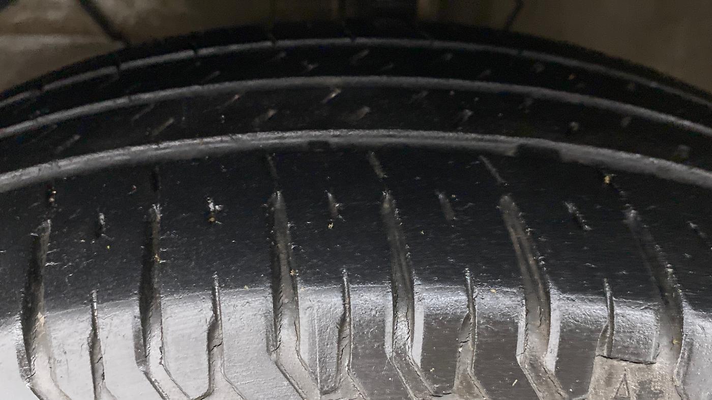 2017 Maruti Dzire ZXI AMT, Petrol, Automatic, 32,795 km, Left Front Tyre Tread