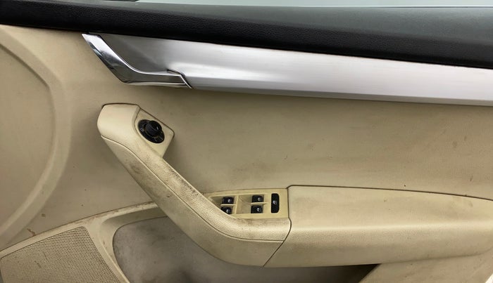 2019 Skoda Octavia STYLE 1.4 TSI, Petrol, Manual, 1,07,904 km, Driver Side Door Panels Control