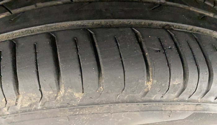 2017 Hyundai Elite i20 ASTA 1.4 CRDI (O), Diesel, Manual, 1,19,710 km, Left Front Tyre Tread