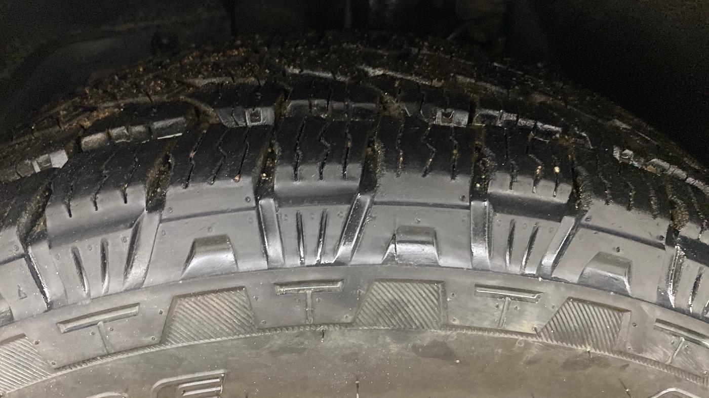 2017 Mahindra XUV500 W10 AT, Diesel, Automatic, 85,188 km, Left Front Tyre Tread