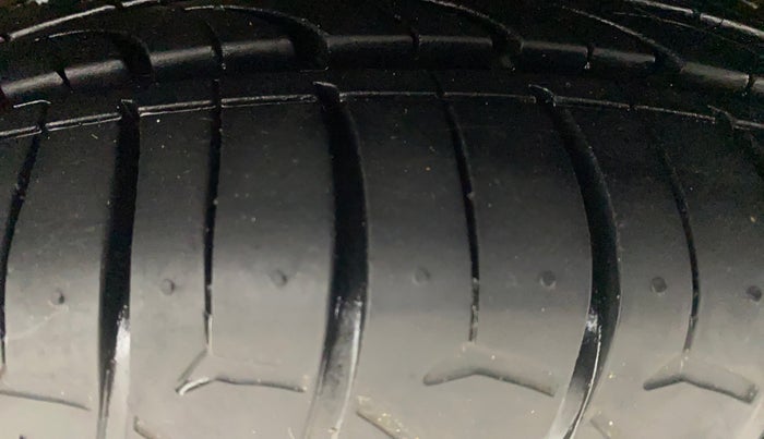 2023 KIA CARENS PRESTIGE 1.5 PETROL 7 STR, Petrol, Manual, 72,877 km, Right Front Tyre Tread