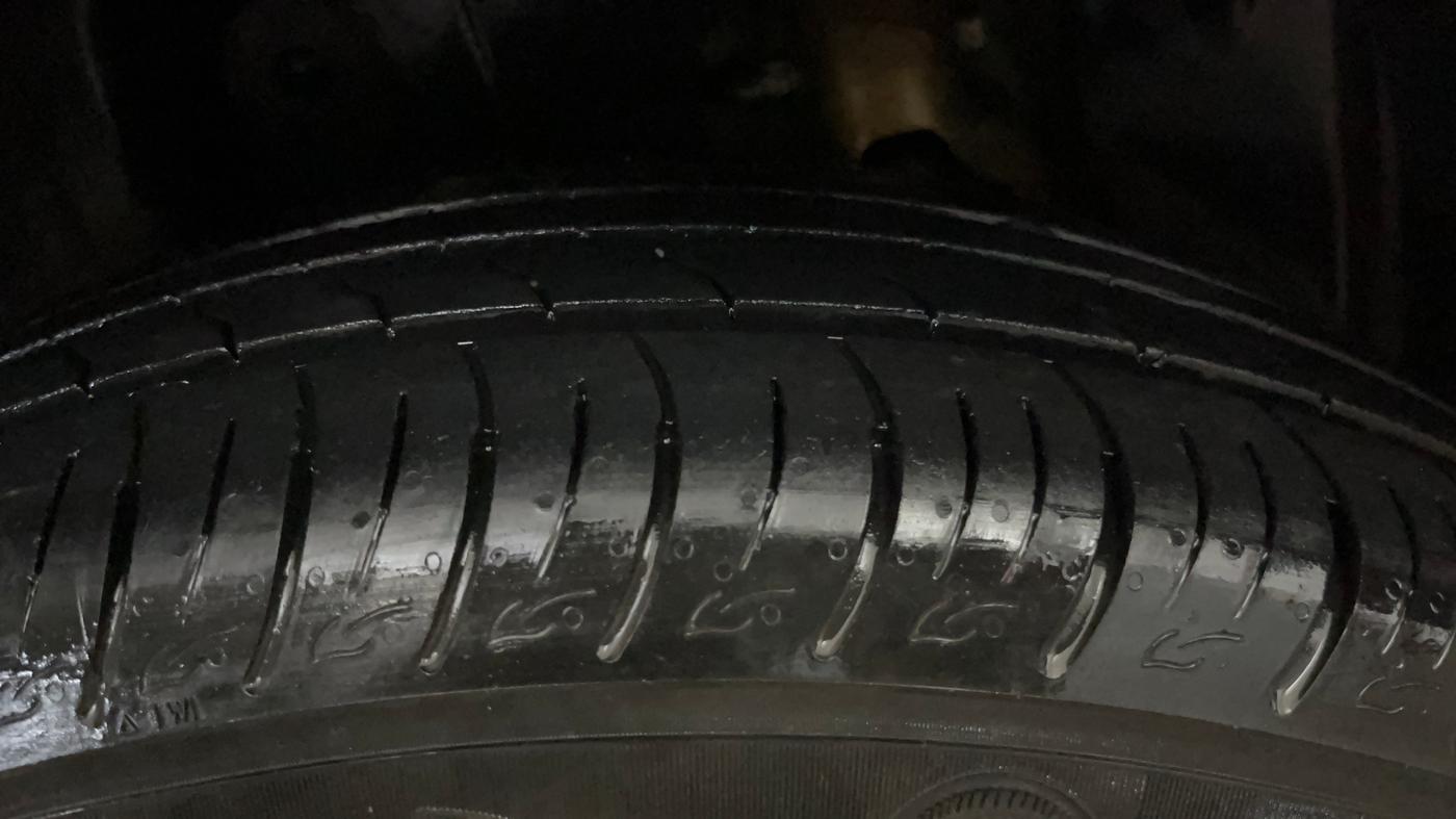 2022 Mahindra XUV300 W8(O) TURBO GDI, Petrol, Manual, 14,537 km, Right Rear Tyre Tread