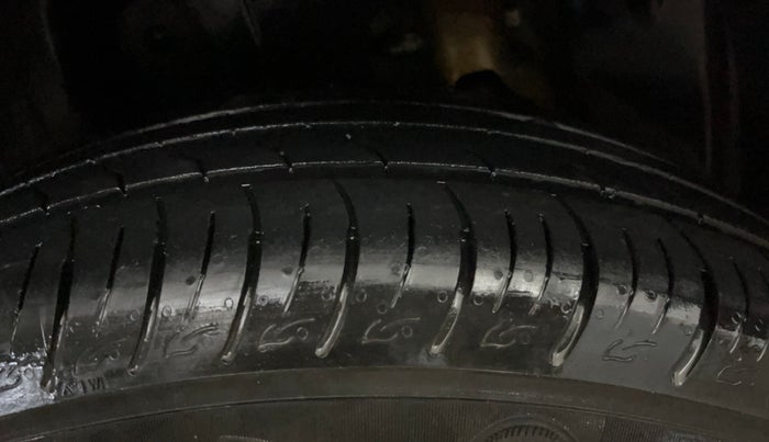 2022 Mahindra XUV300 W8(O) TURBO GDI, Petrol, Manual, 14,534 km, Right Rear Tyre Tread