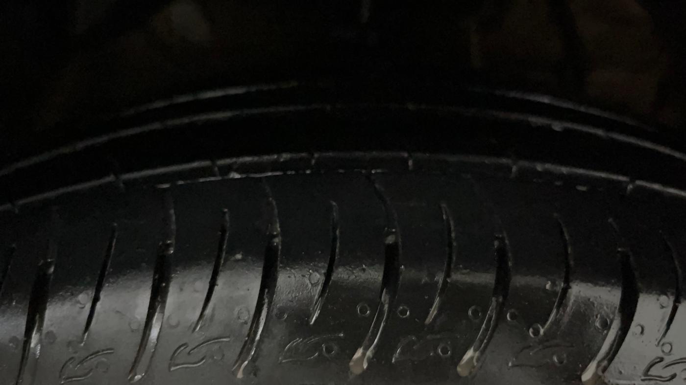 2022 Mahindra XUV300 W8(O) TURBO GDI, Petrol, Manual, 14,537 km, Right Front Tyre Tread