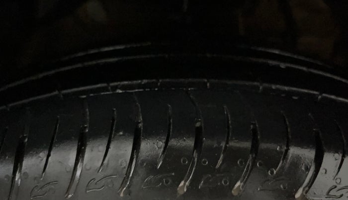2022 Mahindra XUV300 W8(O) TURBO GDI, Petrol, Manual, 14,534 km, Right Front Tyre Tread