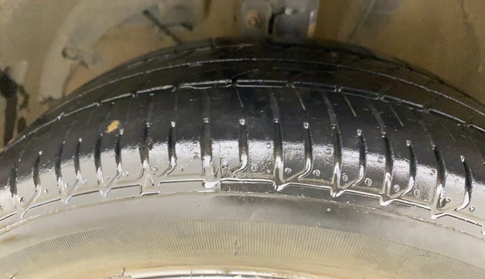 2016 Maruti Baleno ZETA PETROL 1.2, Petrol, Manual, 1,08,007 km, Left Front Tyre Tread