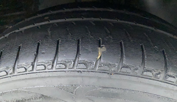 2016 Mahindra Kuv100 K8 6 STR, Petrol, Manual, 35,735 km, Right Front Tyre Tread