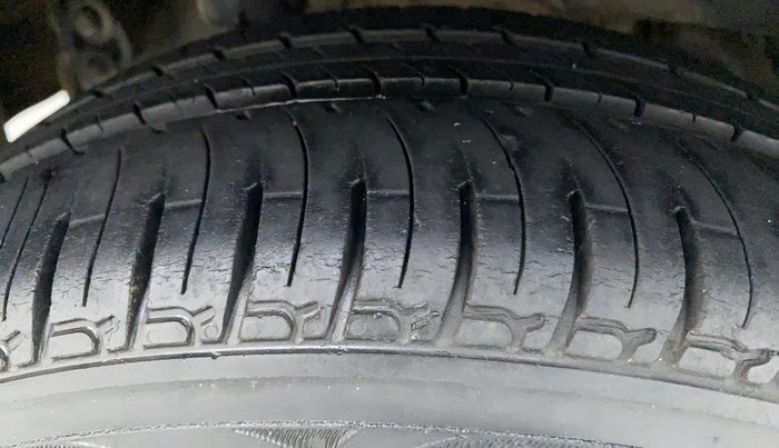 2016 Mahindra Kuv100 K8 6 STR, Petrol, Manual, 35,735 km, Right Rear Tyre Tread