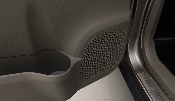 2016 Mahindra Kuv100 K8 6 STR, Petrol, Manual, 35,735 km, Infotainment system - Rear speakers missing / not working