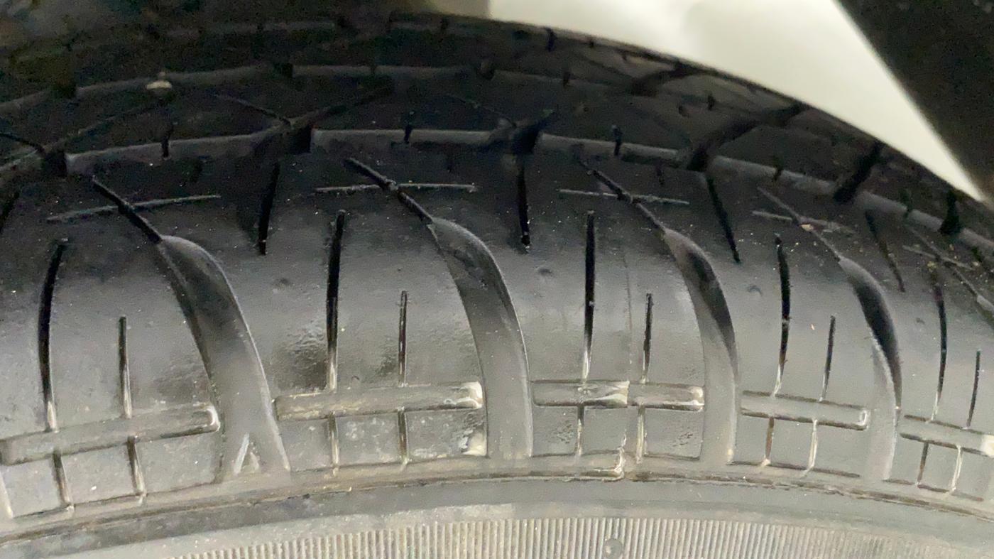 2016 Maruti Swift LXI, Petrol, Manual, 9,028 km, Left Rear Tyre Tread