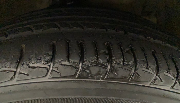2014 Maruti Ciaz VDI, Diesel, Manual, 60,880 km, Right Front Tyre Tread