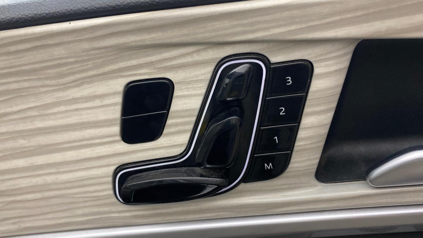 2021 Mahindra XUV700 AX 7 LUXURY P AT 7 STR, Petrol, Automatic, 1,33,099 km, Driver Side Adjustment Panel