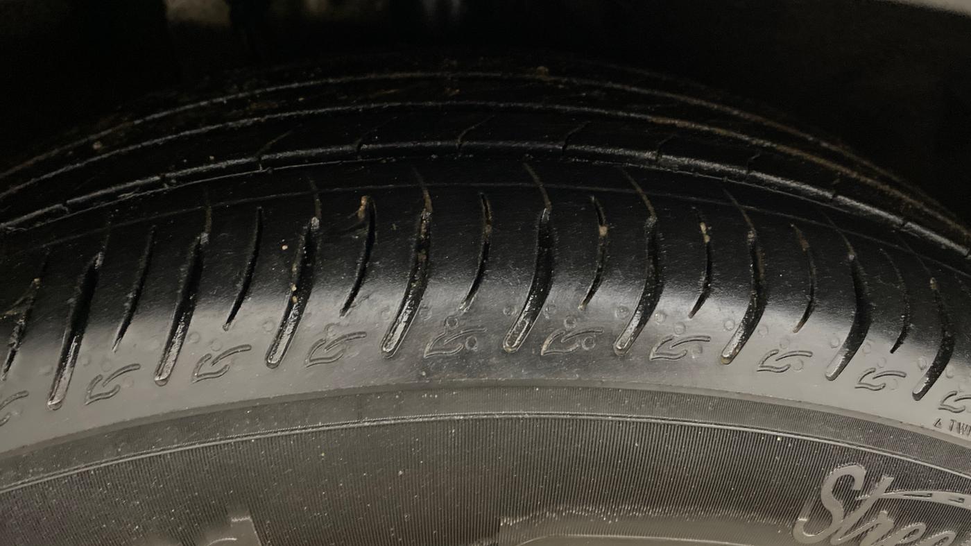 2021 Mahindra XUV700 AX 7 LUXURY P AT 7 STR, Petrol, Automatic, 1,33,099 km, Right Front Tyre Tread