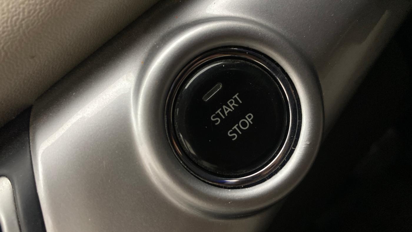 2021 Mahindra XUV700 AX 7 LUXURY P AT 7 STR, Petrol, Automatic, 1,33,099 km, Keyless Start/ Stop Button