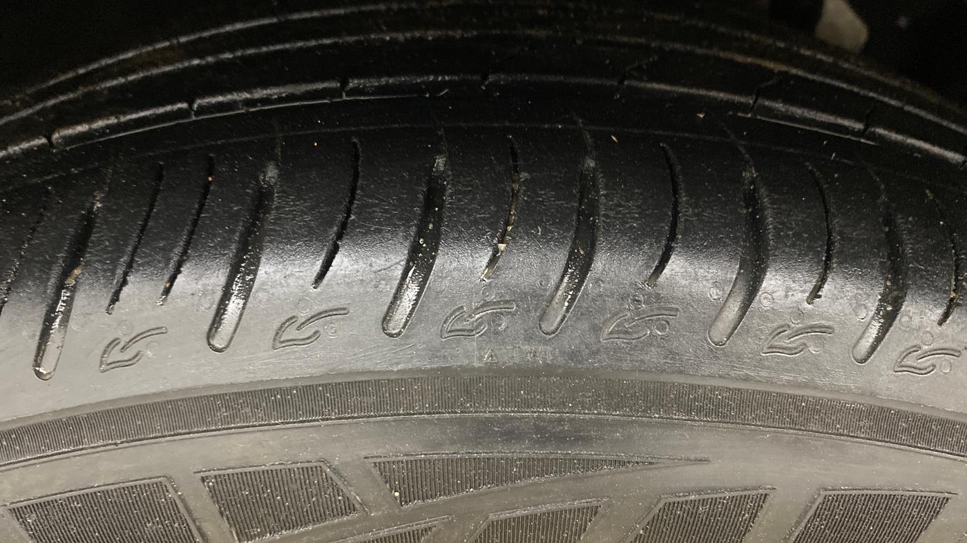 2021 Mahindra XUV700 AX 7 LUXURY P AT 7 STR, Petrol, Automatic, 1,33,099 km, Left Front Tyre Tread