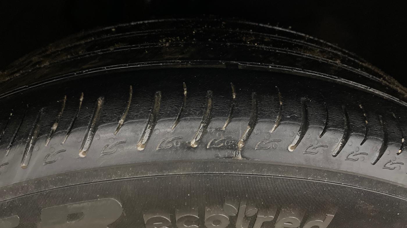 2021 Mahindra XUV700 AX 7 LUXURY P AT 7 STR, Petrol, Automatic, 1,33,099 km, Right Rear Tyre Tread
