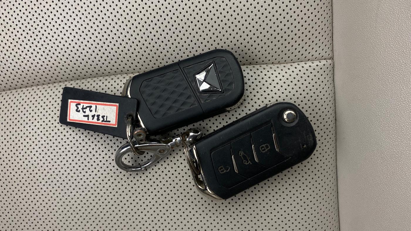 2021 Mahindra XUV700 AX 7 LUXURY P AT 7 STR, Petrol, Automatic, 1,33,099 km, Key Close Up