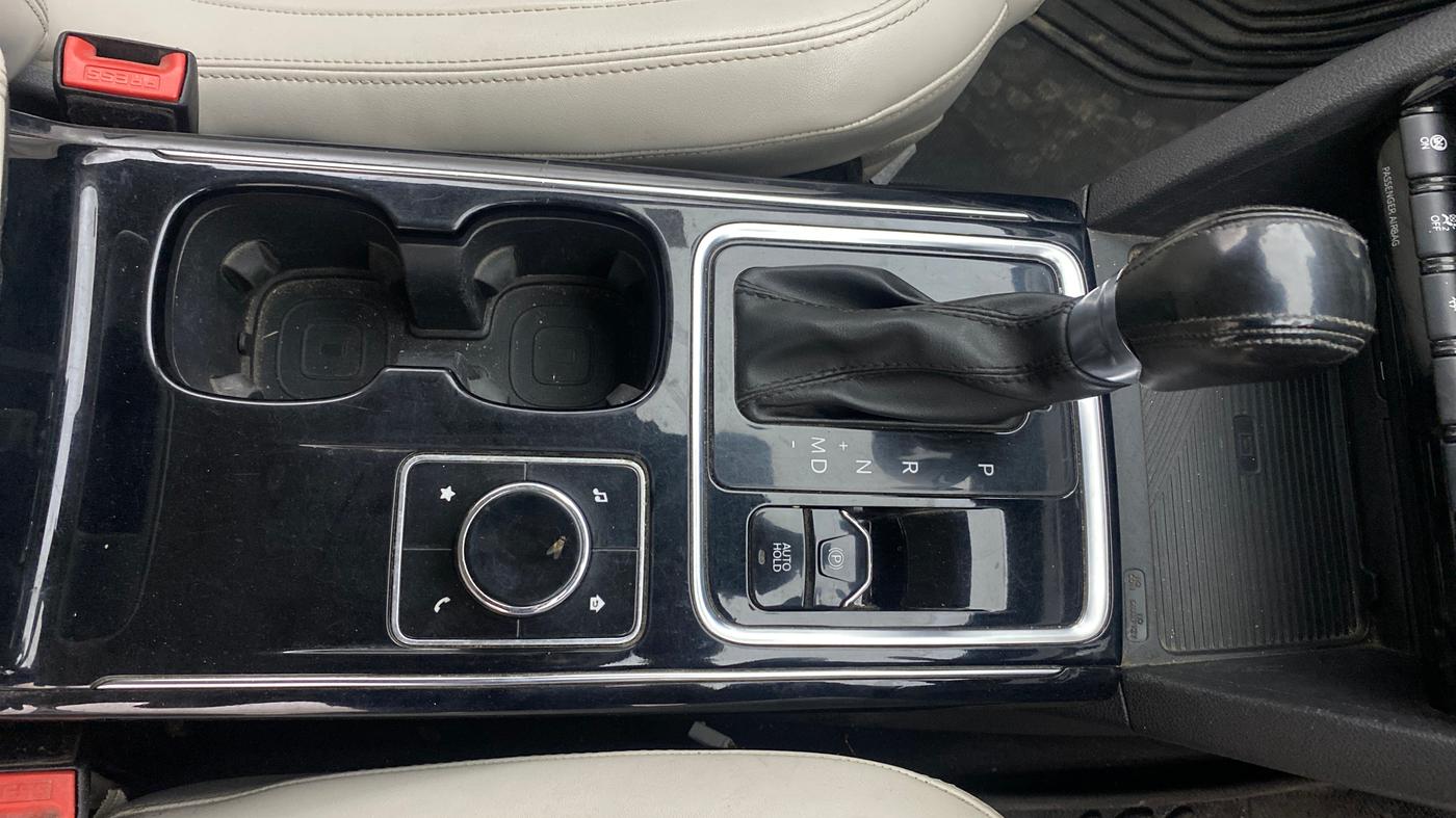 2021 Mahindra XUV700 AX 7 LUXURY P AT 7 STR, Petrol, Automatic, 1,33,099 km, Gear Lever
