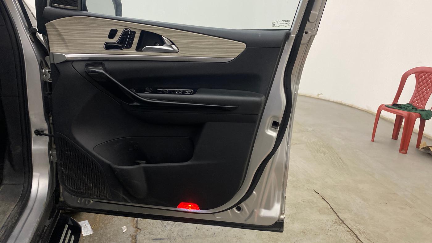 2021 Mahindra XUV700 AX 7 LUXURY P AT 7 STR, Petrol, Automatic, 1,33,099 km, Driver Side Door Panels Control