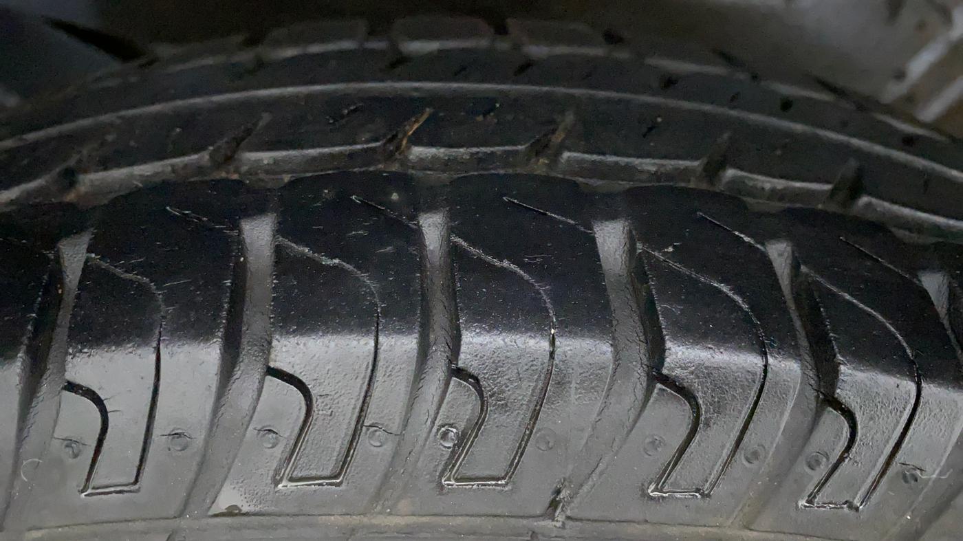 2014 Maruti Wagon R 1.0 LXI, Petrol, Manual, 13,900 km, Left Front Tyre Tread