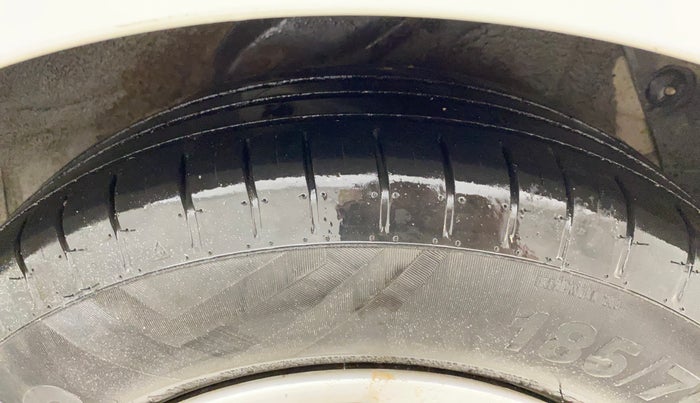 2014 Hyundai i20 MAGNA 1.2, CNG, Manual, 1,46,246 km, Left Rear Tyre Tread