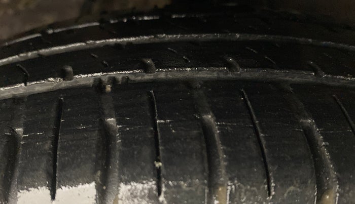 2015 Hyundai i10 MAGNA 1.1 IRDE2, Petrol, Manual, 27,819 km, Right Front Tyre Tread