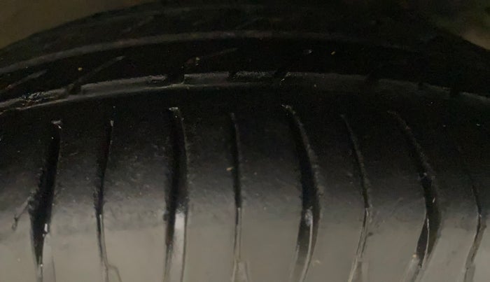 2016 Hyundai Eon MAGNA +, Petrol, Manual, 57,414 km, Right Front Tyre Tread