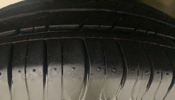 2016 Hyundai Eon MAGNA +, Petrol, Manual, 57,414 km, Right Rear Tyre Tread