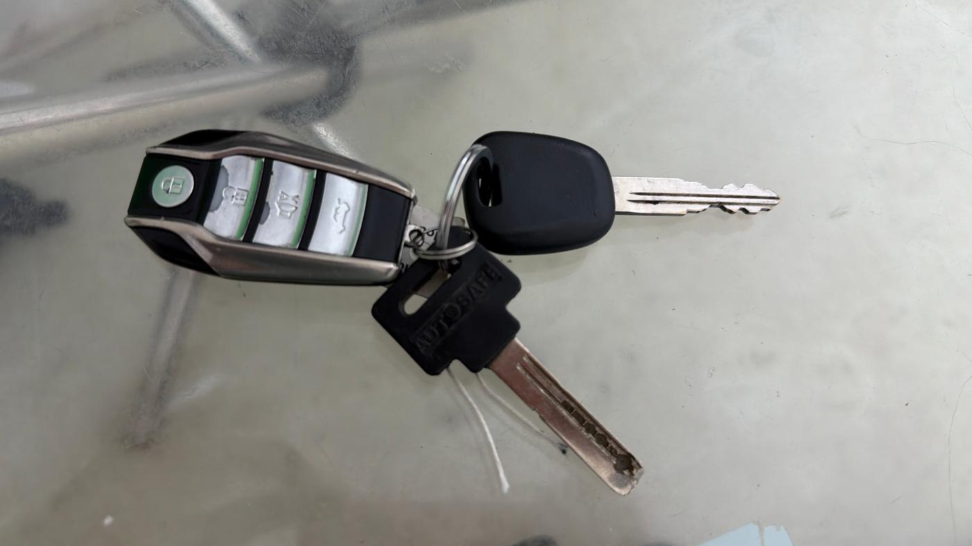 2024 Maruti Swift LXi, Petrol, Manual, 32,220 km, Key Close Up