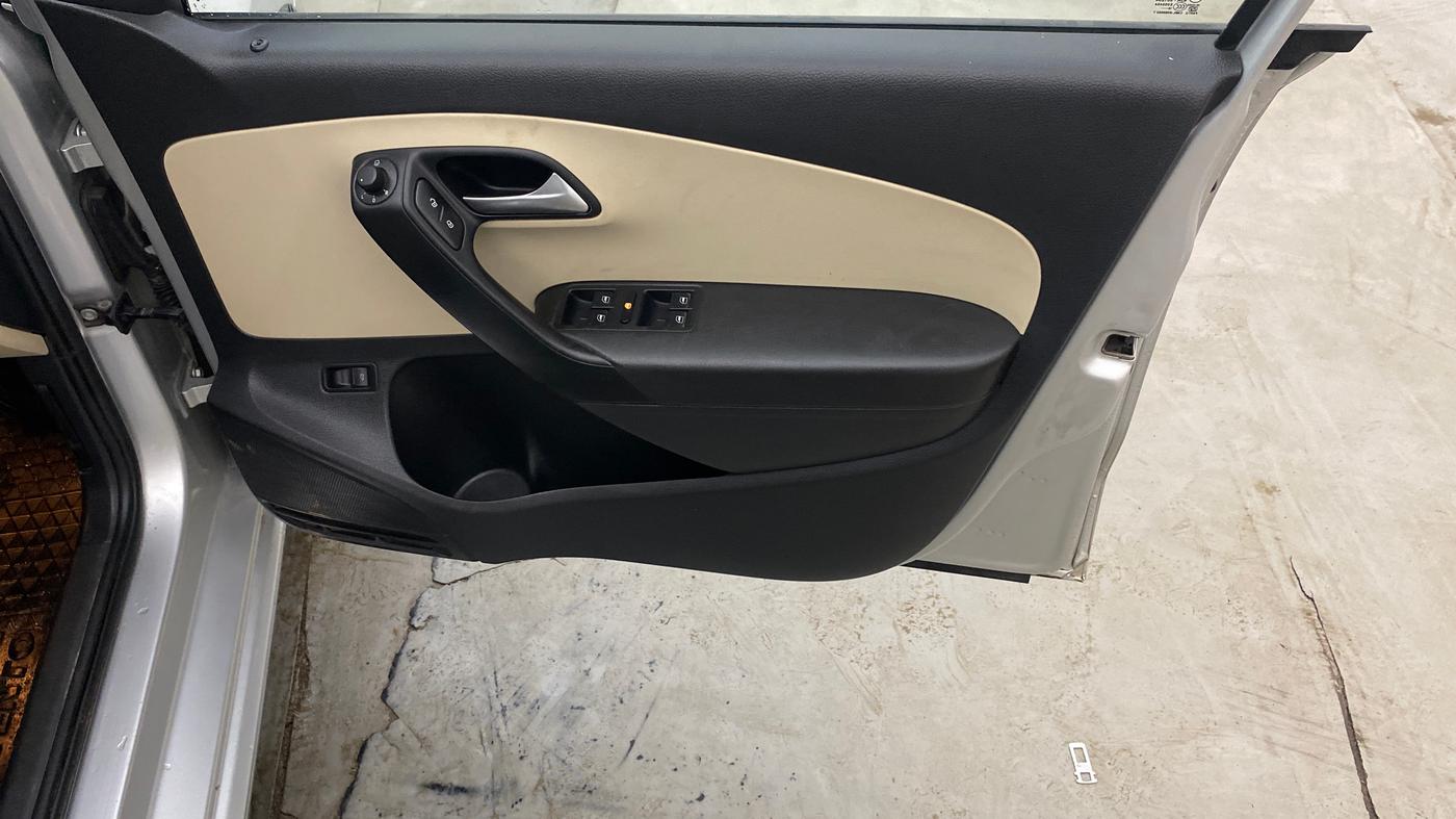 2018 Volkswagen Vento HIGHLINE PLUS 1.5 AT 16 ALLOY, Diesel, Automatic, 89,413 km, Driver Side Door Panels Control