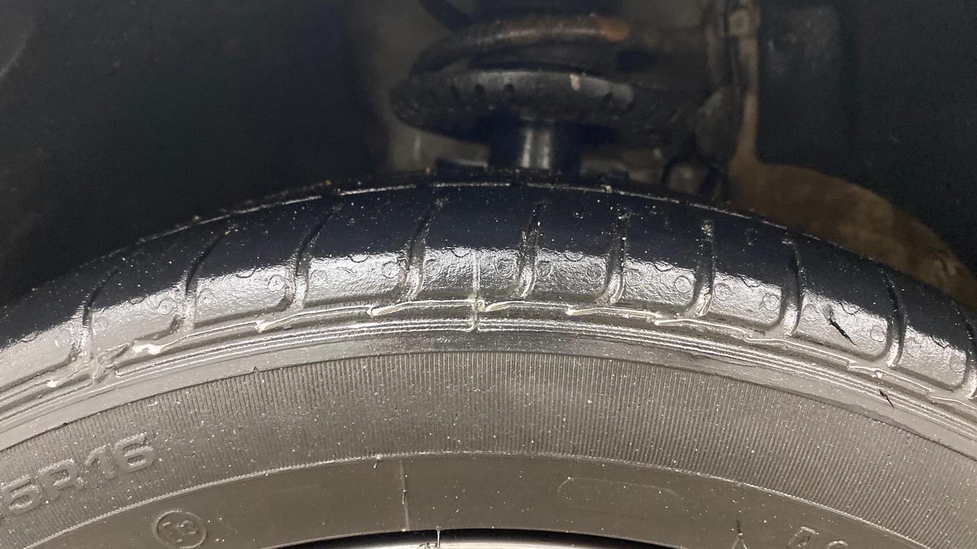 2018 Volkswagen Vento HIGHLINE PLUS 1.5 AT 16 ALLOY, Diesel, Automatic, 89,413 km, Left Front Tyre Tread