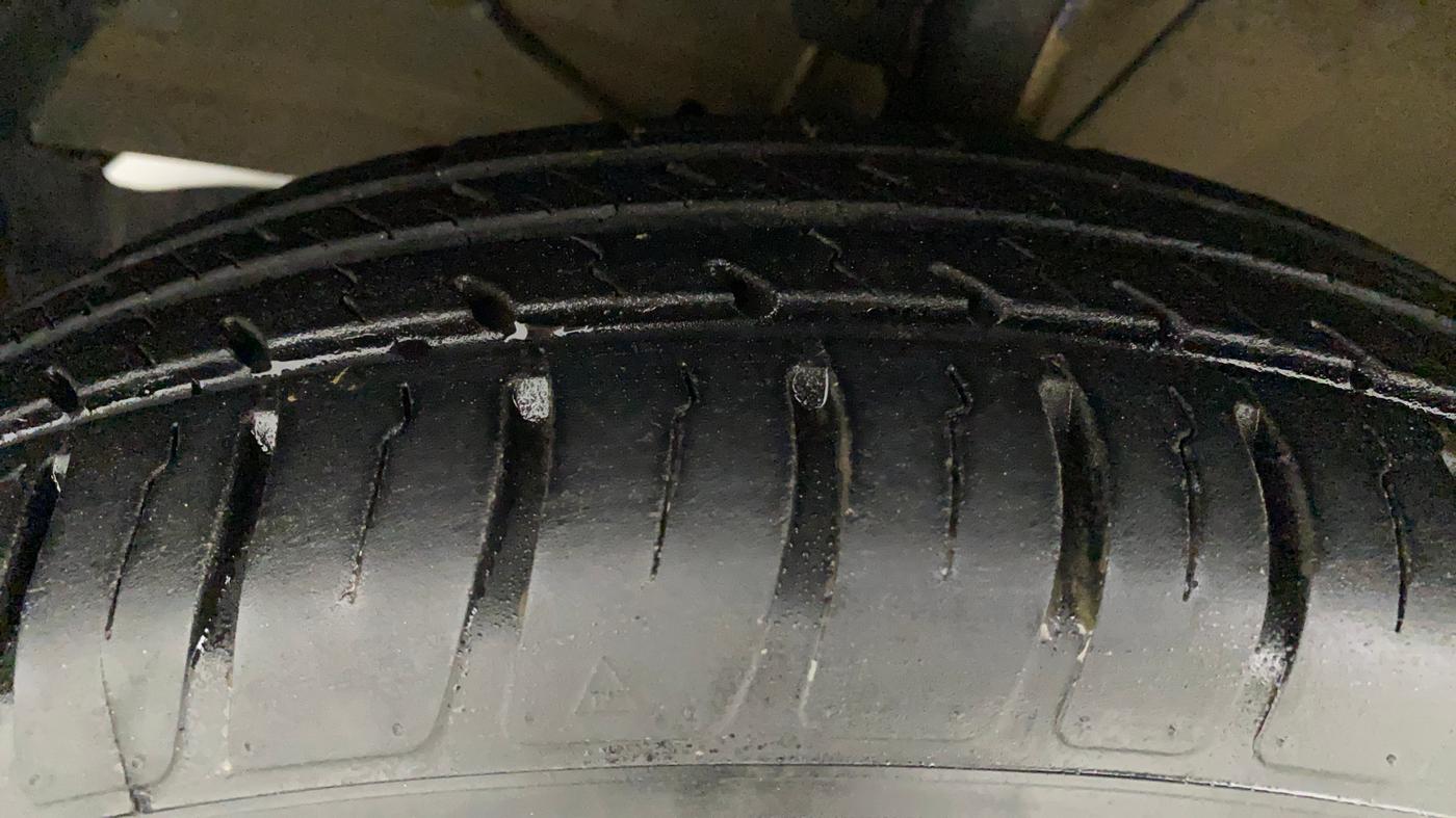 2020 Maruti Dzire VXI, Petrol, Manual, 19,844 km, Left Front Tyre Tread