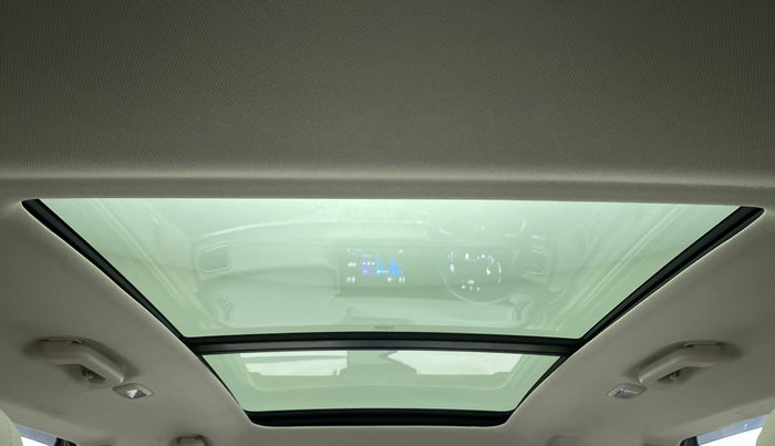 2022 Mahindra XUV700 AX 7 LUXURY P AT 7 STR, Petrol, Automatic, 6,835 km, Moonroof/ Sunroof