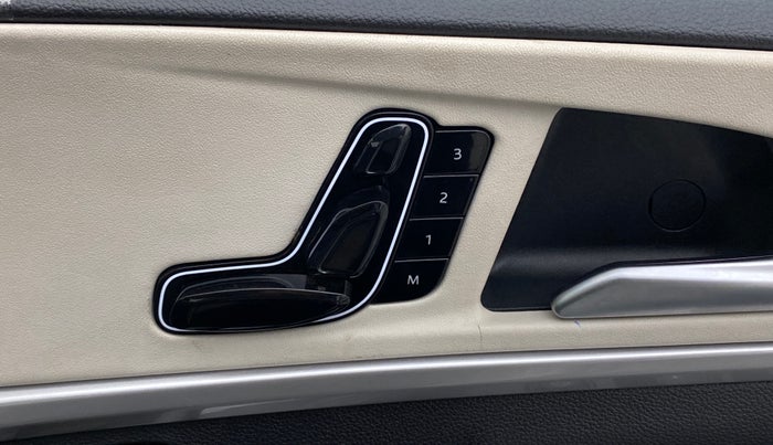 2022 Mahindra XUV700 AX 7 LUXURY P AT 7 STR, Petrol, Automatic, 6,835 km, Driver Side Adjustment Panel