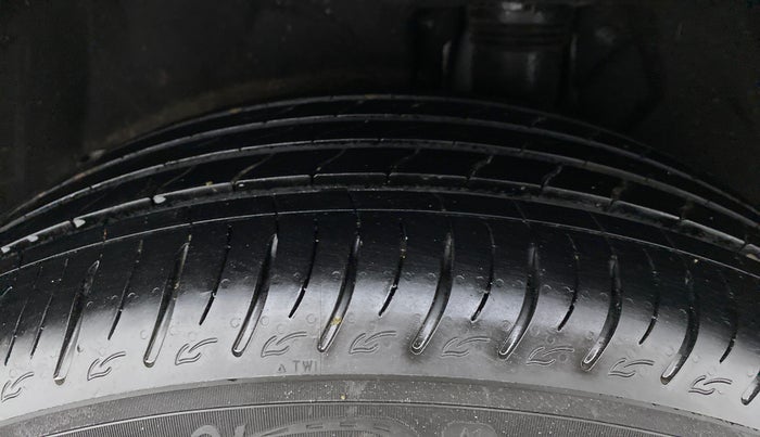 2022 Mahindra XUV700 AX 7 LUXURY P AT 7 STR, Petrol, Automatic, 6,835 km, Left Rear Tyre Tread