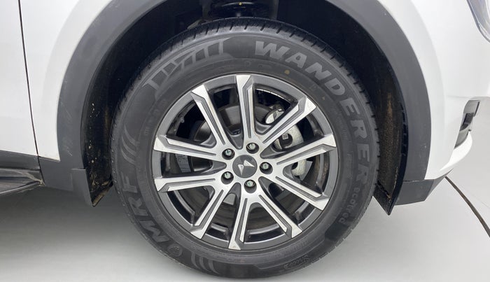 2022 Mahindra XUV700 AX 7 LUXURY P AT 7 STR, Petrol, Automatic, 6,835 km, Right Front Wheel