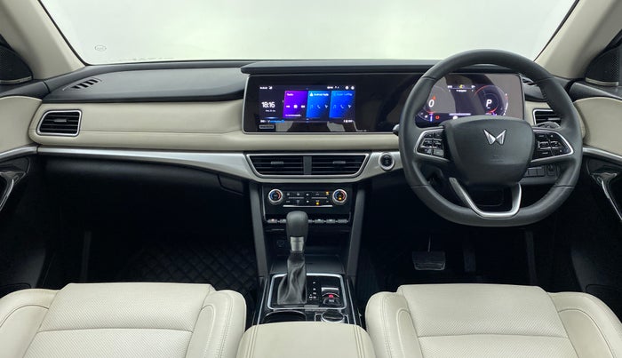 2022 Mahindra XUV700 AX 7 LUXURY P AT 7 STR, Petrol, Automatic, 6,835 km, Dashboard