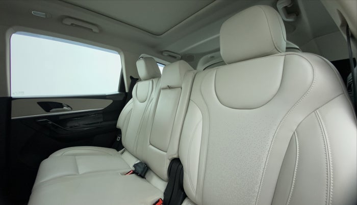 2022 Mahindra XUV700 AX 7 LUXURY P AT 7 STR, Petrol, Automatic, 6,835 km, Right Side Rear Door Cabin