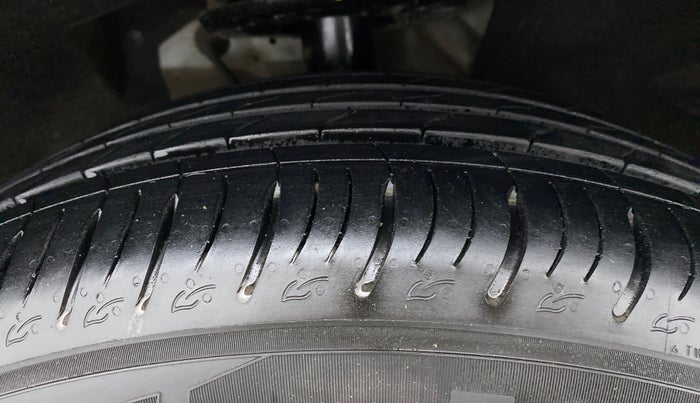 2022 Mahindra XUV700 AX 7 LUXURY P AT 7 STR, Petrol, Automatic, 6,835 km, Right Front Tyre Tread