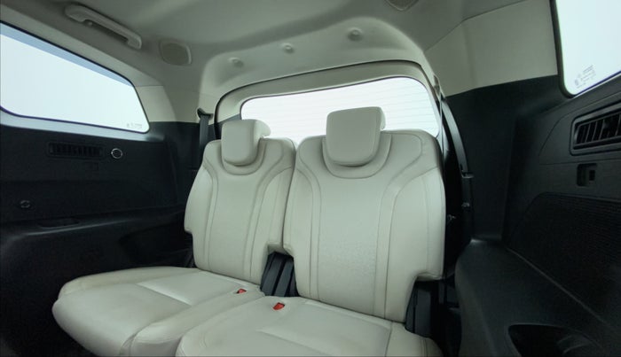 2022 Mahindra XUV700 AX 7 LUXURY P AT 7 STR, Petrol, Automatic, 6,835 km, Third Seat Row ( optional )